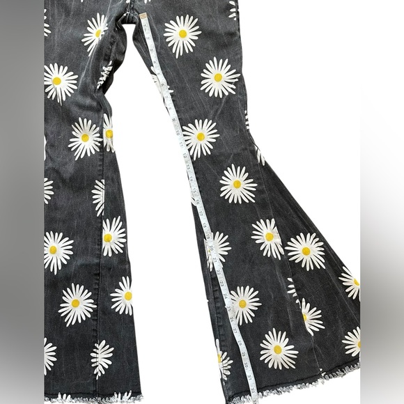 Altard State daisy print flare jeans black size medium - Picture 5 of 5